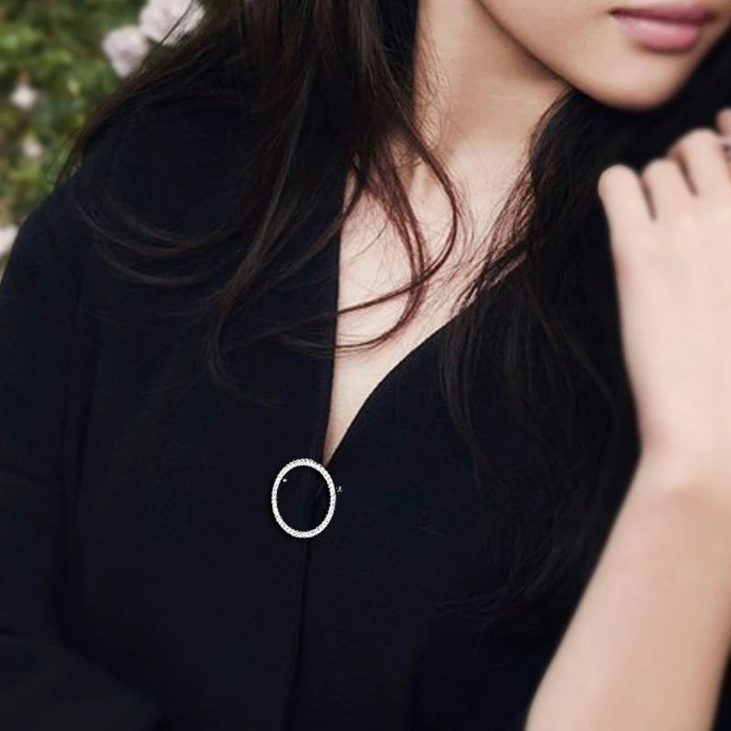 Round Crystal Brooch – Elegant Eyeglasses Holder