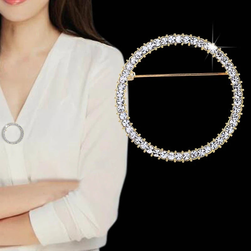 Round Crystal Brooch – Elegant Eyeglasses Holder
