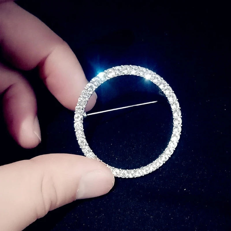 Round Crystal Brooch – Elegant Eyeglasses Holder