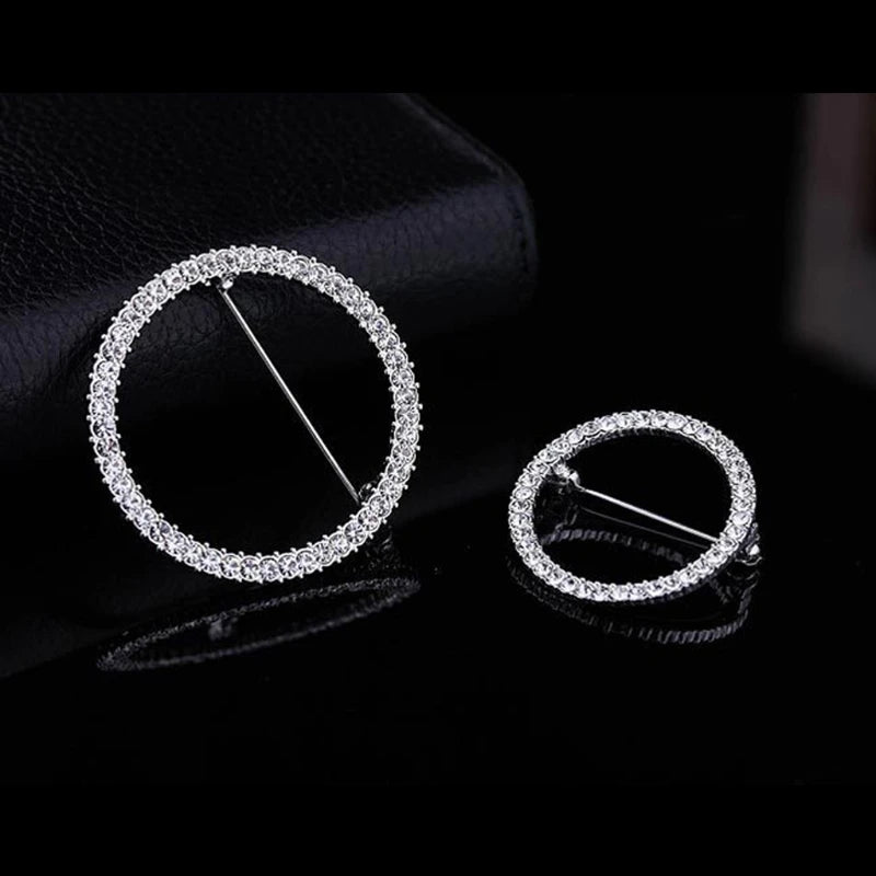 Round Crystal Brooch – Elegant Eyeglasses Holder