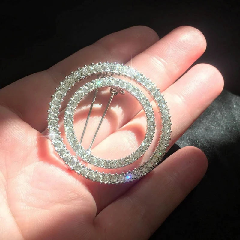 Round Crystal Brooch – Elegant Eyeglasses Holder
